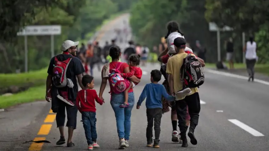 Migrantes caminan en caravana por México con la intención de llegar a EE. UU. (Foto Prensa Libre: AFP)