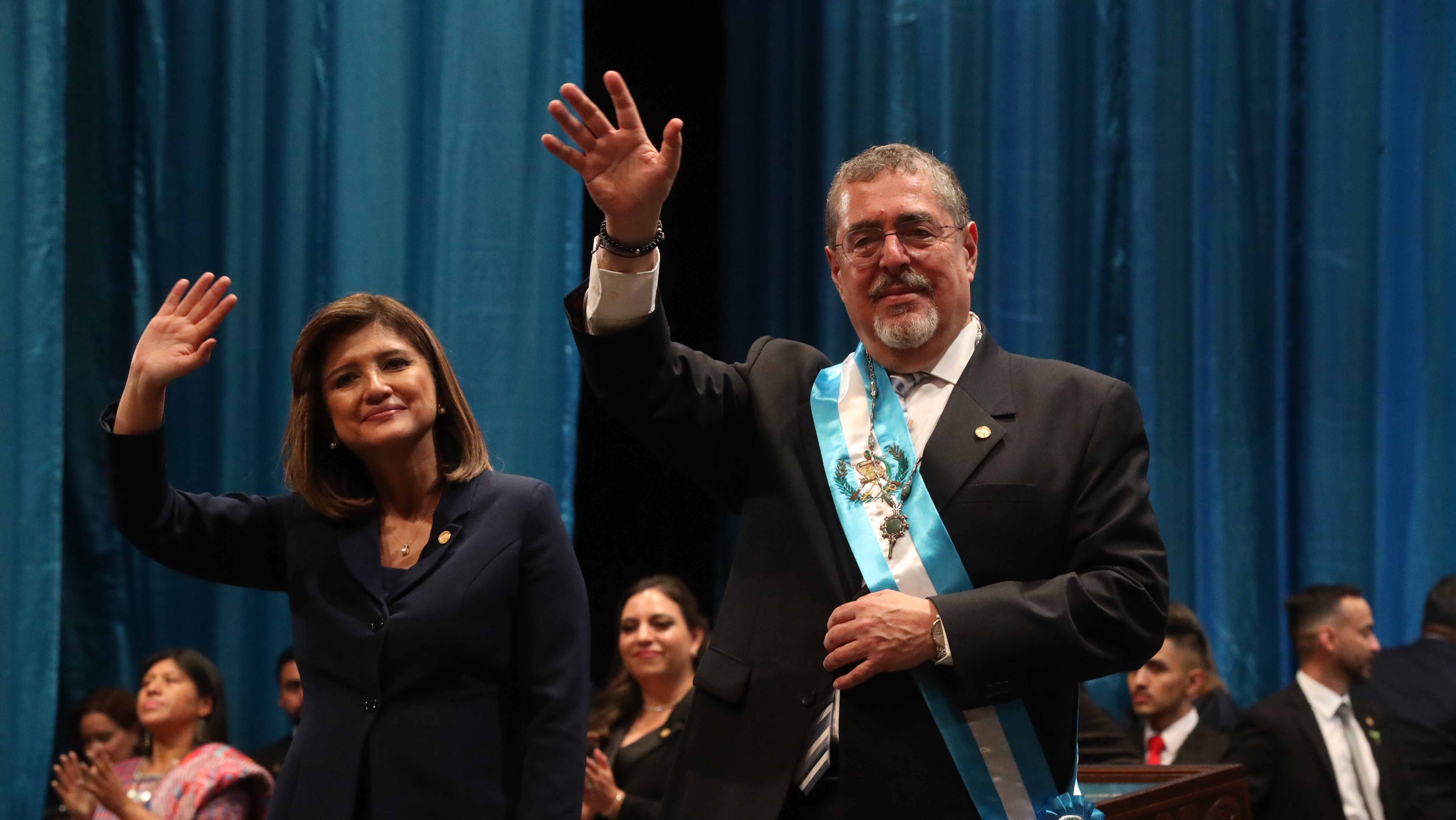El presidente Bernardo Arévalo y la vicepresidenta Karin Herrera durante la ceremonia de toma de posesión. (Foto Prensa Libre: Esbin García)