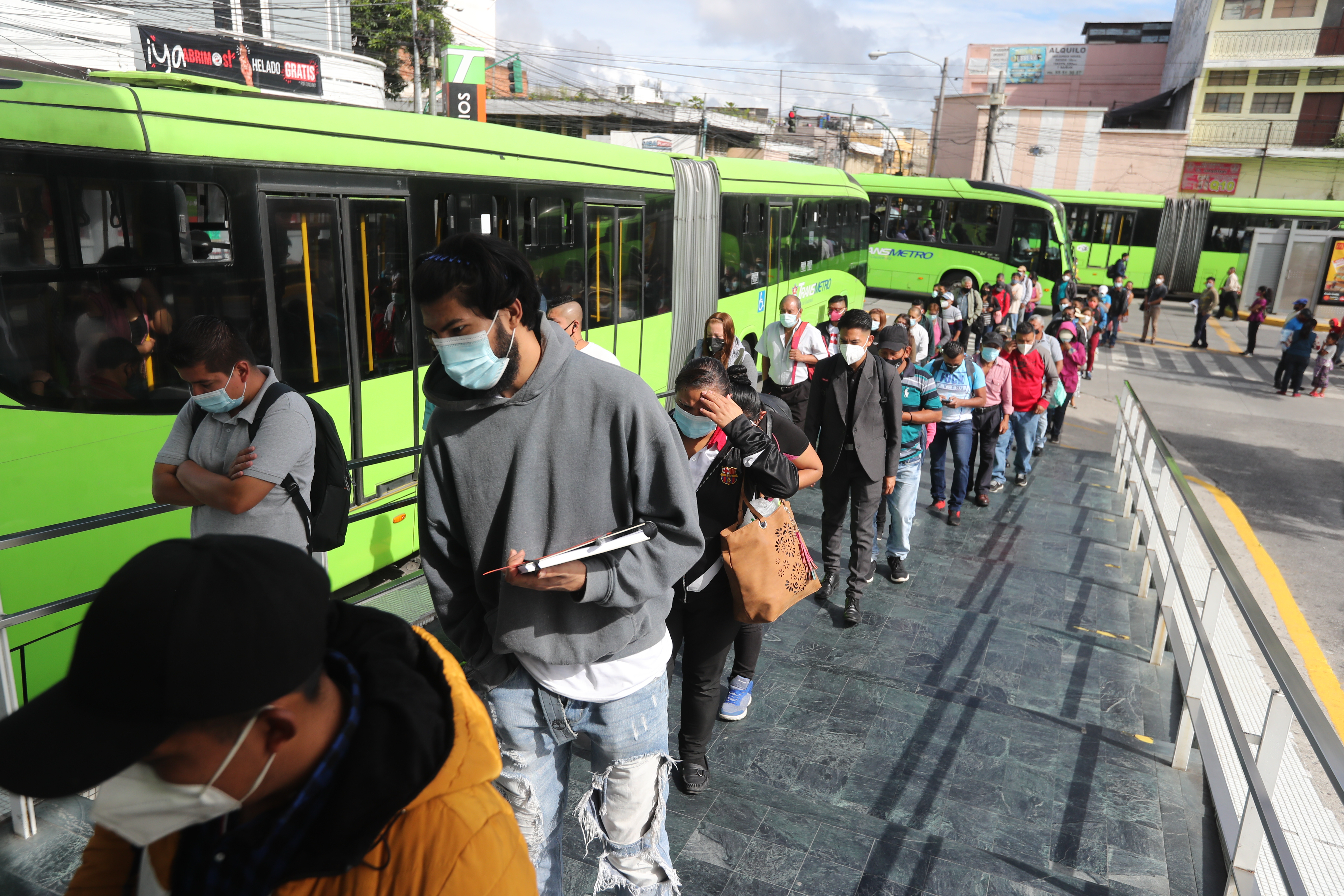Cientos de personas abordan las unidades del transmetro como una de las pocas soluciones que tiene la ciudad.  
Fotografa. Erick Avila