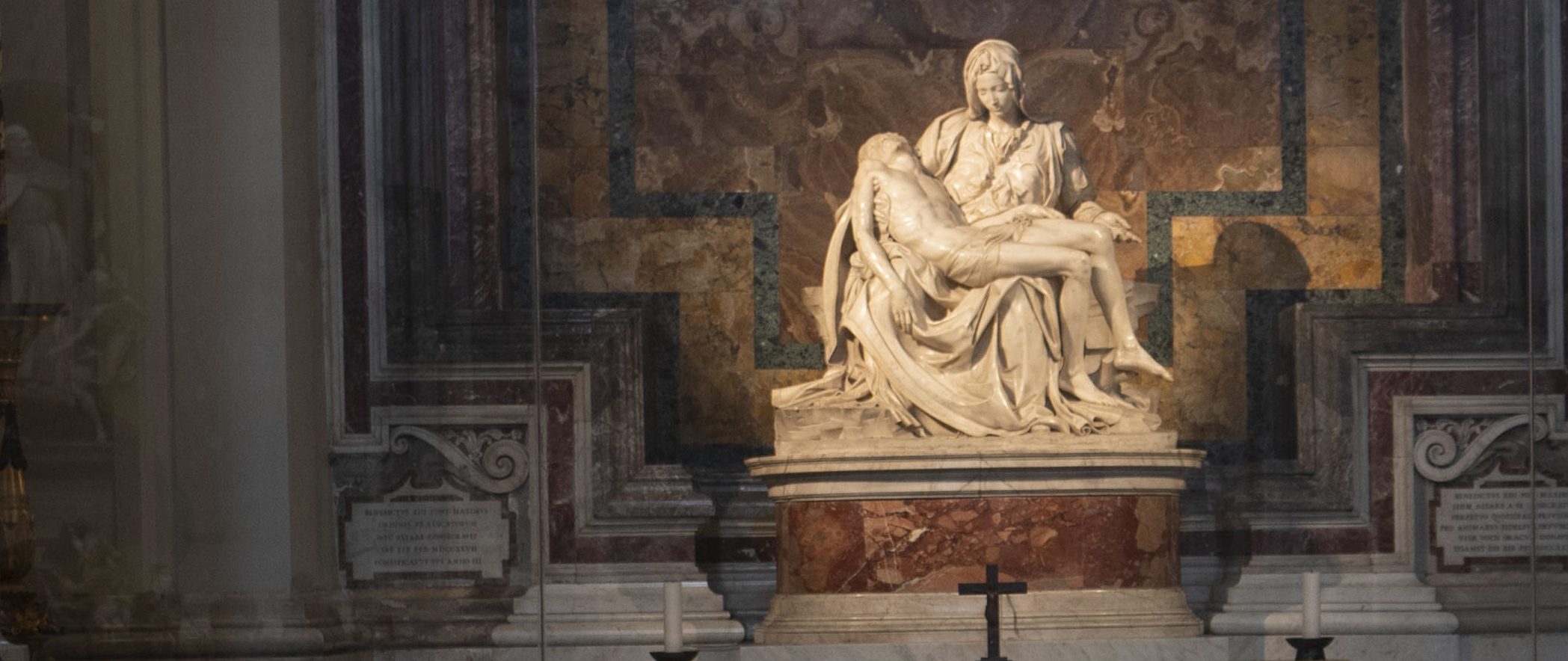 La "Piedad" de Miguel Ángel en la Basílica de San Pedro. A lo largo de los años, la virgen María ha inspirado a grandes artistas.  (Foto Prensa Libre: EFE)