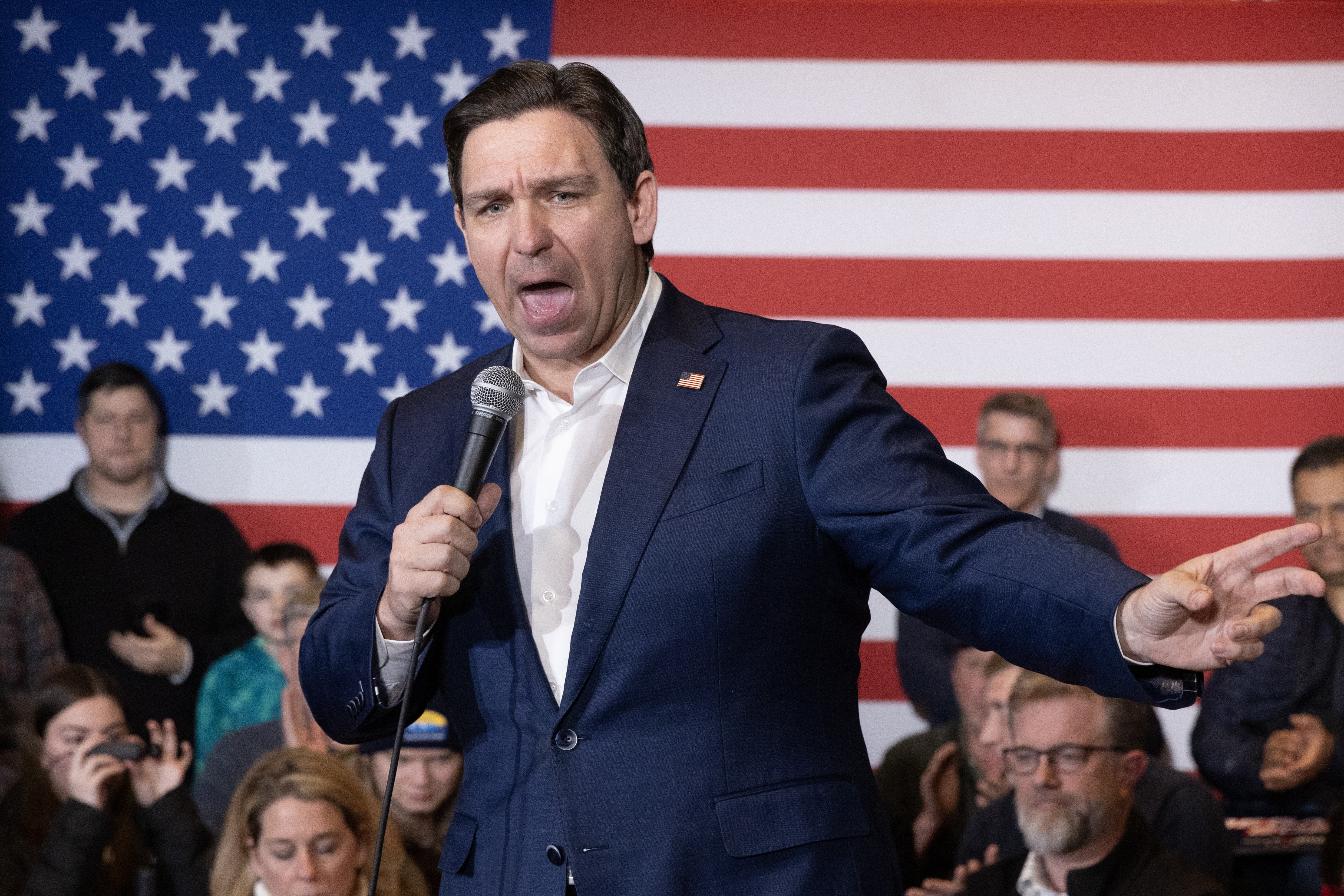 El candidato presidencial republicano Ron DeSantis abandona la contienda cuando faltan dos días para la cita decisiva de Nuevo Hampshire. (Foto Prensa Libre: EFE)