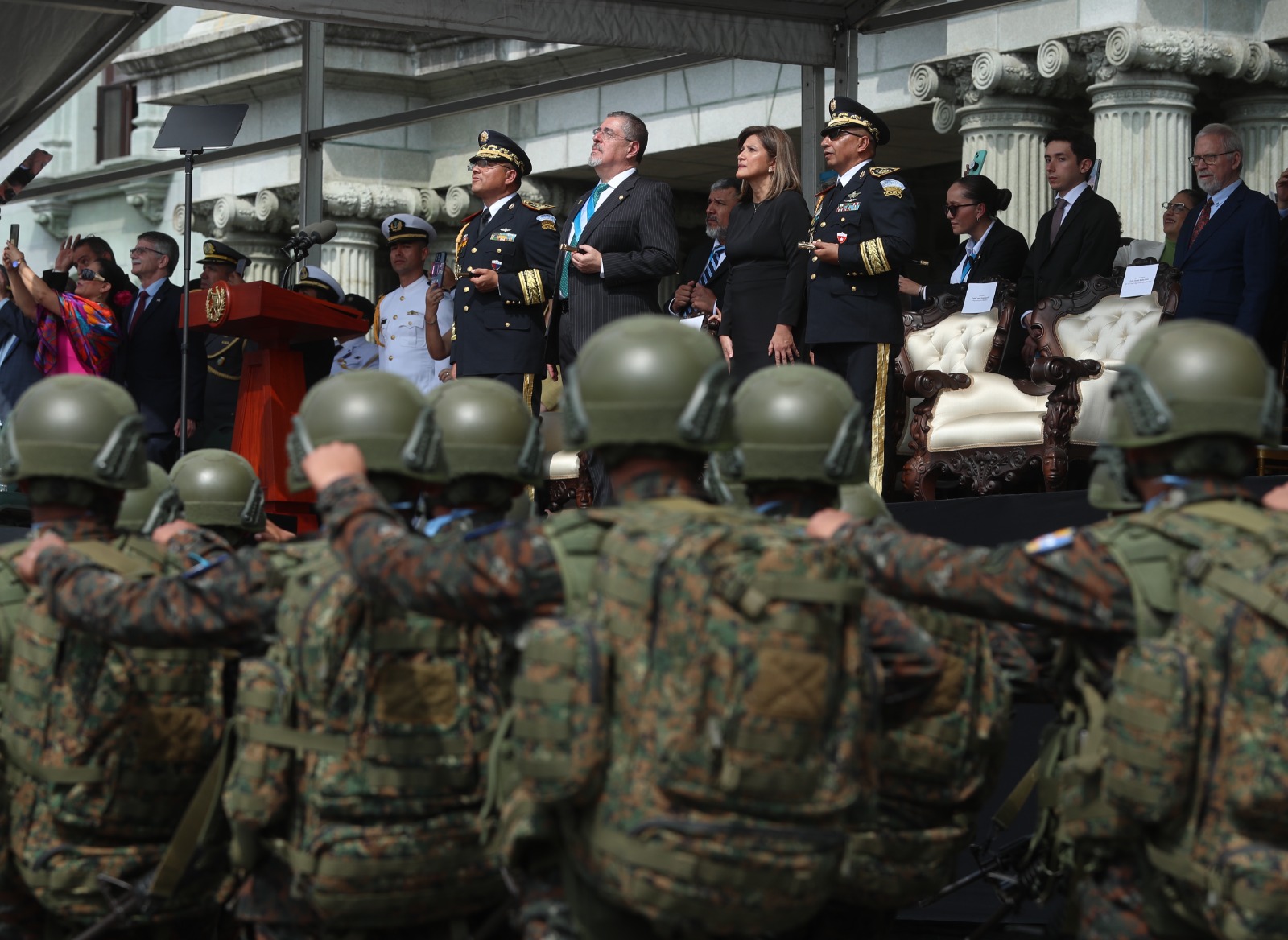 El presidente Bernardo Arévalo realizó el acto de presentación como comandante general del Ejército en la Plaza de la Constitución el lunes 15 de enero. (Foto Prensa Libre: Hemeroteca PL)  