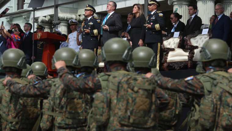 El presidente Bernardo Arévalo realizó el acto de presentación como comandante general del Ejército en la Plaza de la Constitución el lunes 15 de enero. (Foto Prensa Libre: Hemeroteca PL) 