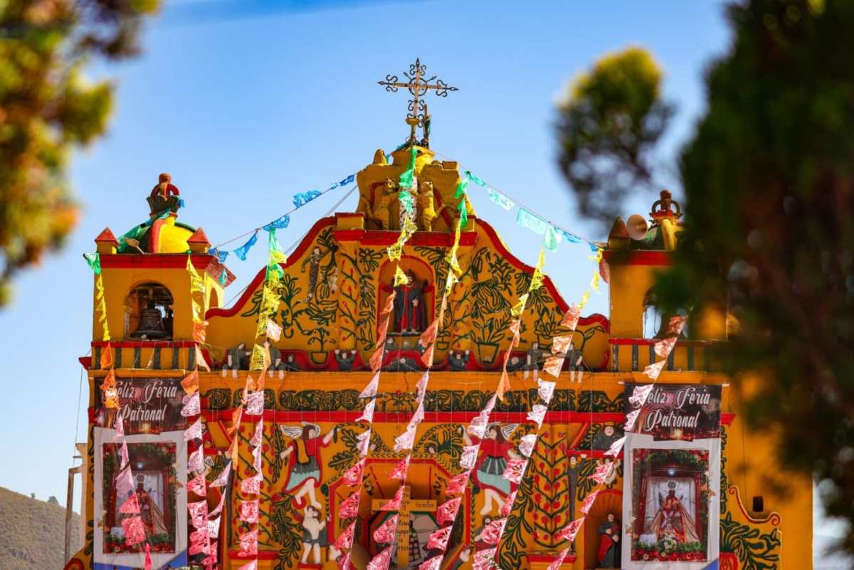 La Iglesia San Andrés Xecul en Totonicapán, con su fachada pintoresca, con su base de amarillo profundo, refleja la importancia del maíz en la cultura maya y es un atractivo turístico del lugar.
