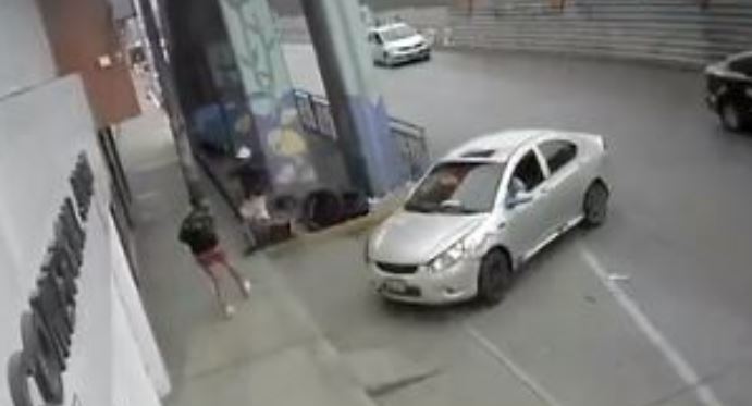 TAXISTA ARROLLA A ASALTANTE EN PERÚ.