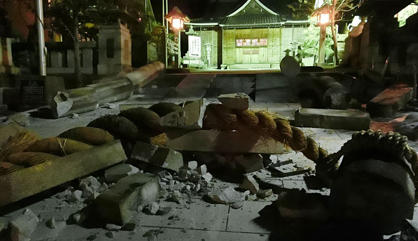 Vista de los daños en el Santuario Onohiyoshi tras un fuerte terremoto en Kanazawa, Japón central. (Foto Prensa Libre: EFE/ JIJI PRESS JAPAN OUT EDITORIAL USE ONLY/) 