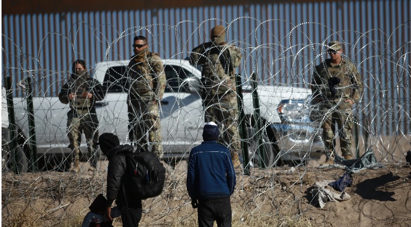 La polémica normativa busca evitar la oleada de migrantes. (Foto Prensa Libre: EFE)