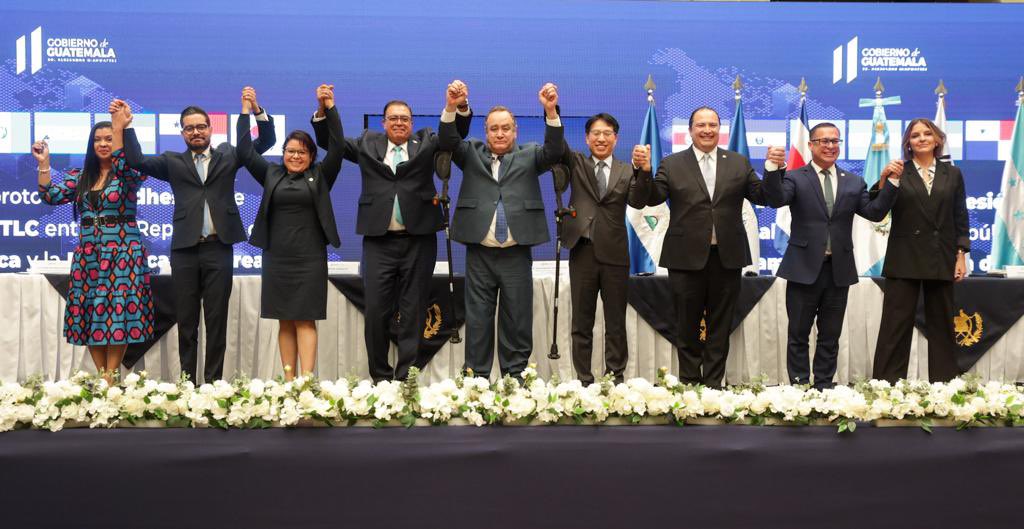 Las autoridades celebran la suscripción del Protocolo de Adhesión al Tratado de Libre Comercio (TLC) con Corea del Sur y Centroamérica. (Foto Prensa Libre: Mineco) 