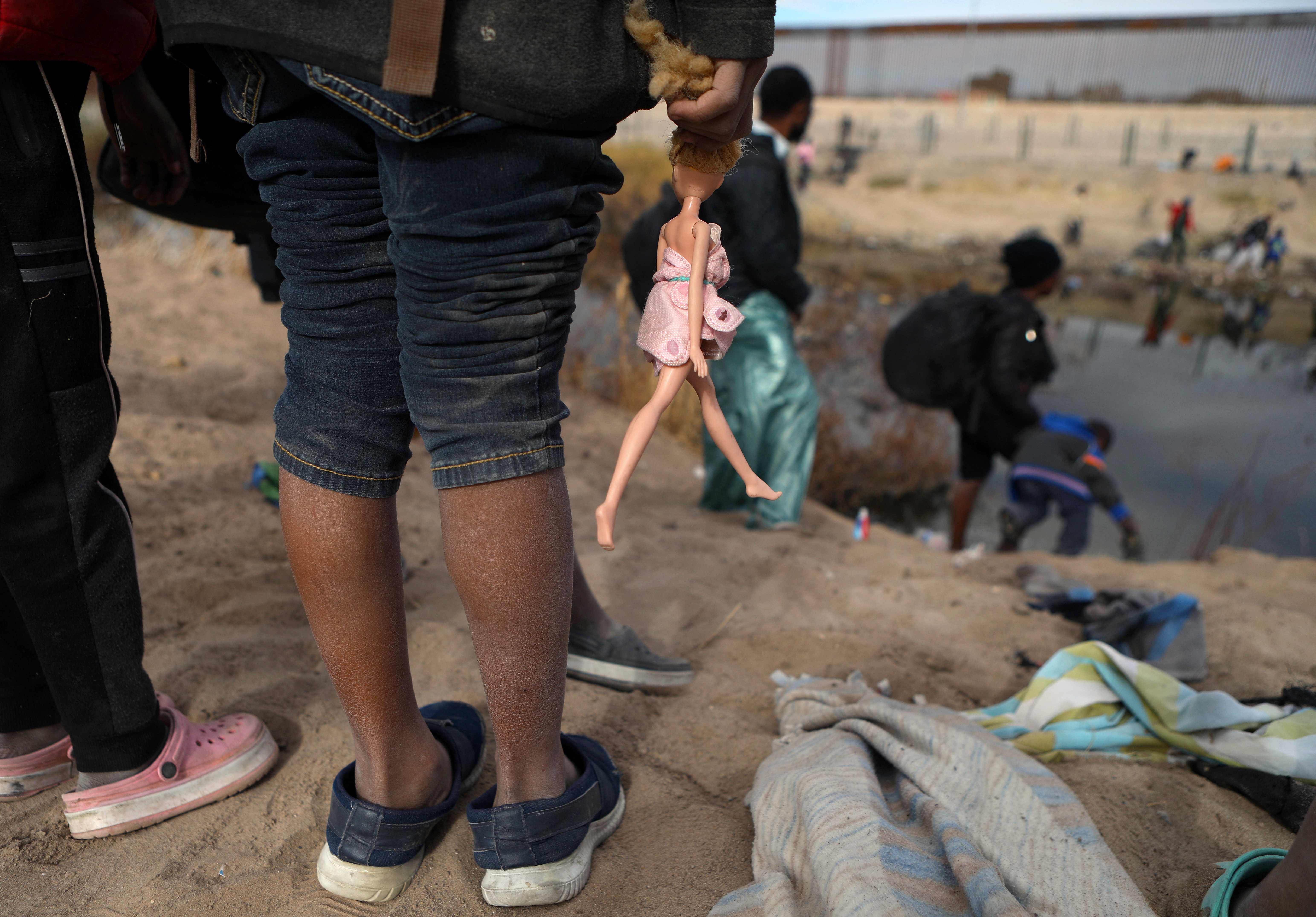 Decenas de migrantes, muchos de ellos niños, buscan llegar de manera irregular a EE. UU., pero su travesía por México se vuelve peligrosa ante los secuestros y acoso del crimen organizado. (Foto Prensa Libre: AFP)