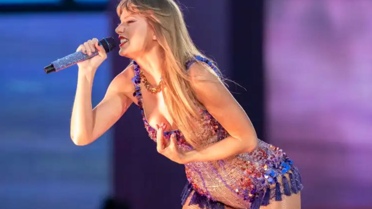 Taylor Swift se convirtió en la primera artista femenina en alcanzar los 100 millones de oyentes mensuales en la plataforma musical Spotify. (Foto Prensa Libre: EFE)