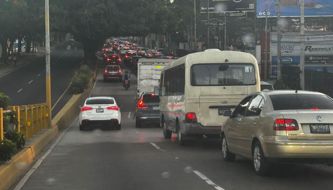 Tránsito lento en la 10 avenida zona 11 de Guatemala, que impacta San Cristóbal, Mixco. (Foto Prensa Libre: @Transito_mixco)
