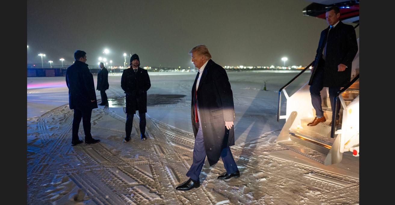 El expresidente Donald Trump llega a Nueva York el lunes 15 de enero de 2024, después de ganar los caucus de Iowa por 30 puntos porcentuales. (Doug Mills/The New York Times)