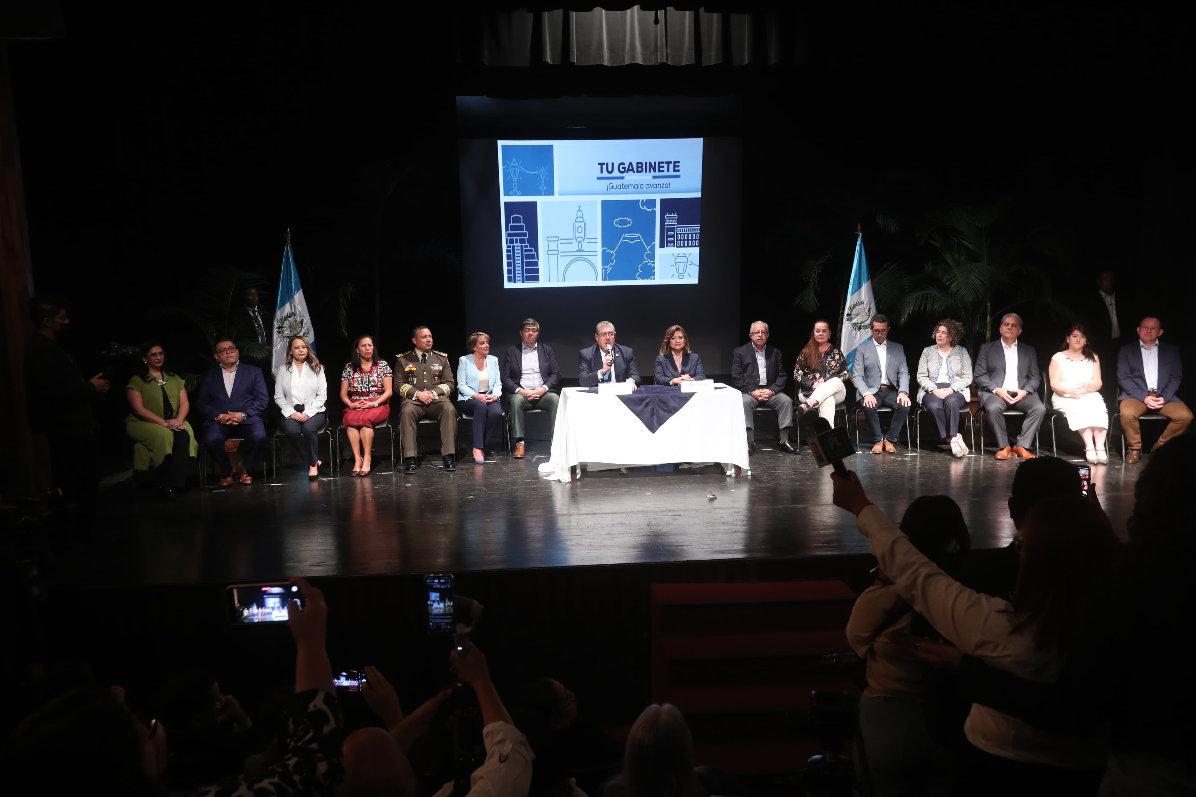 El binomio presidencial electo, Bernardo Arévalo y Karin Herrera, presentaron a su gabinete de gobierno. (Foto Prensa Libre: Esbin García)