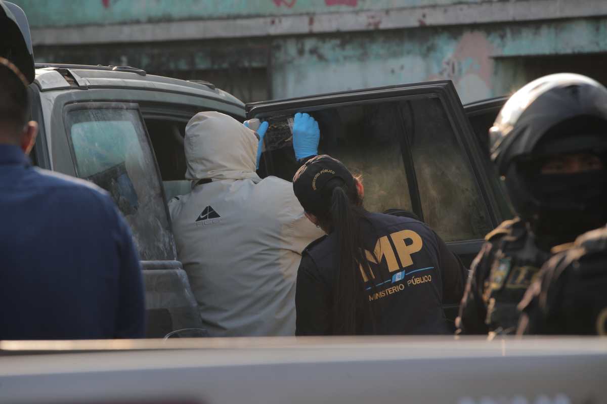 Especialistas del Ministerio Público recaban indicios del vehículo donde se transportaban los cinco desaparecidos y fue hallado el 11 de enero en la calzada Aguilar Batres, zona 11. (Foto Prensa Libre Byron Bayza).