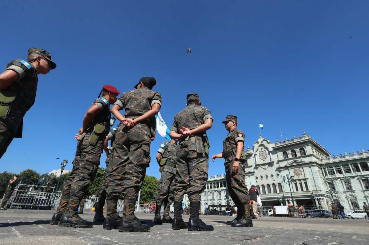 El Ejército presentará a sus unidades al nuevo comandante general el próximo lunes 15 de enero, en el Parque Central. (Foto Prensa Libre: Esbín García)
