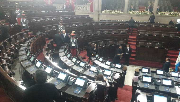 A las 8.15 horas había poca presencia de diputados para la sesión solemne en la que asumirá la décima legislatura. Fotografía: Prensa Libre (Byron Baiza).