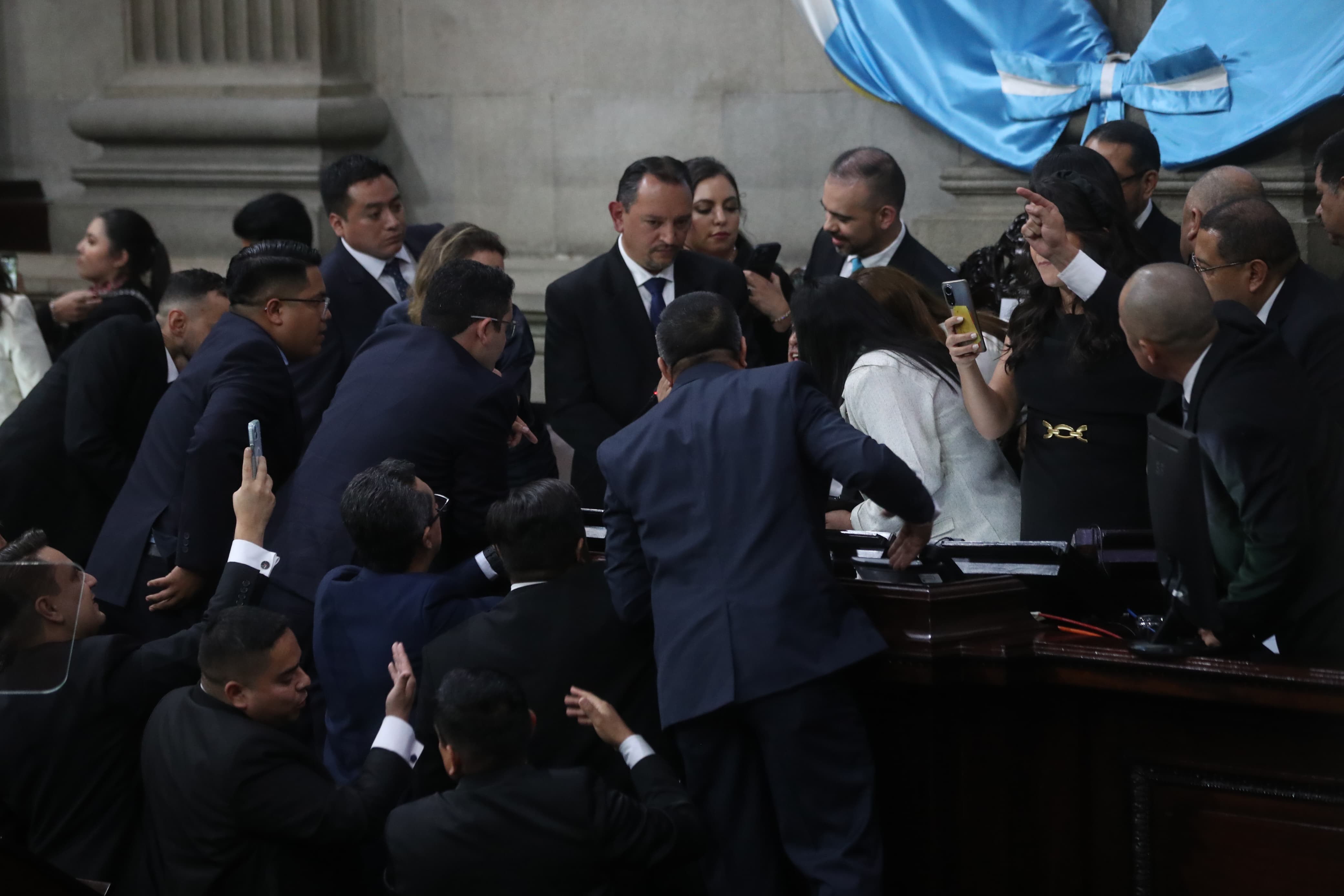Momento de tensión en la primera sesión de la décima legislatura previo a la elección de la Junta Directiva. Fotografía: Prensa Libre (Erick Avila).