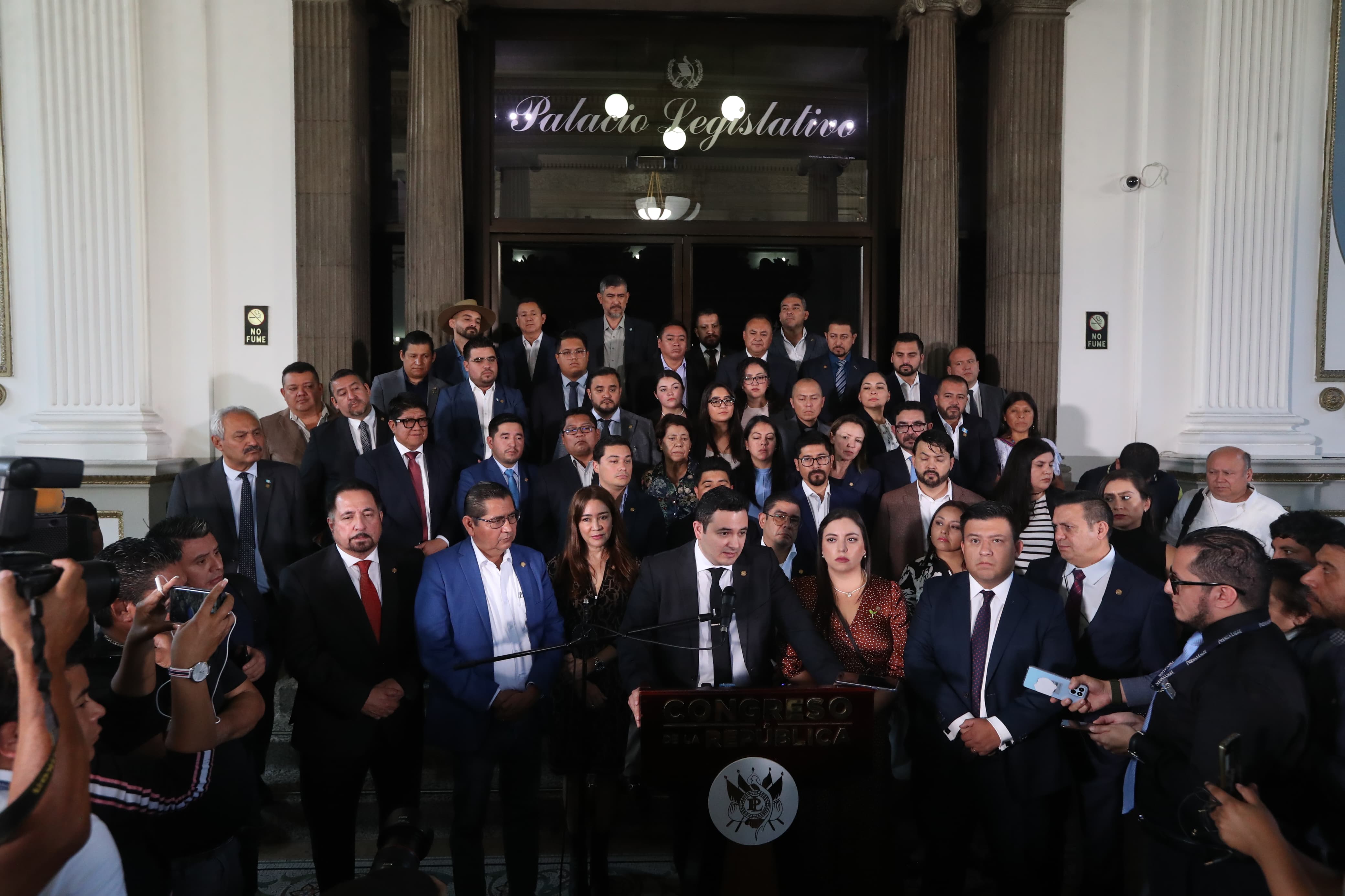 Diputados independientes quieren convertirse en bancada