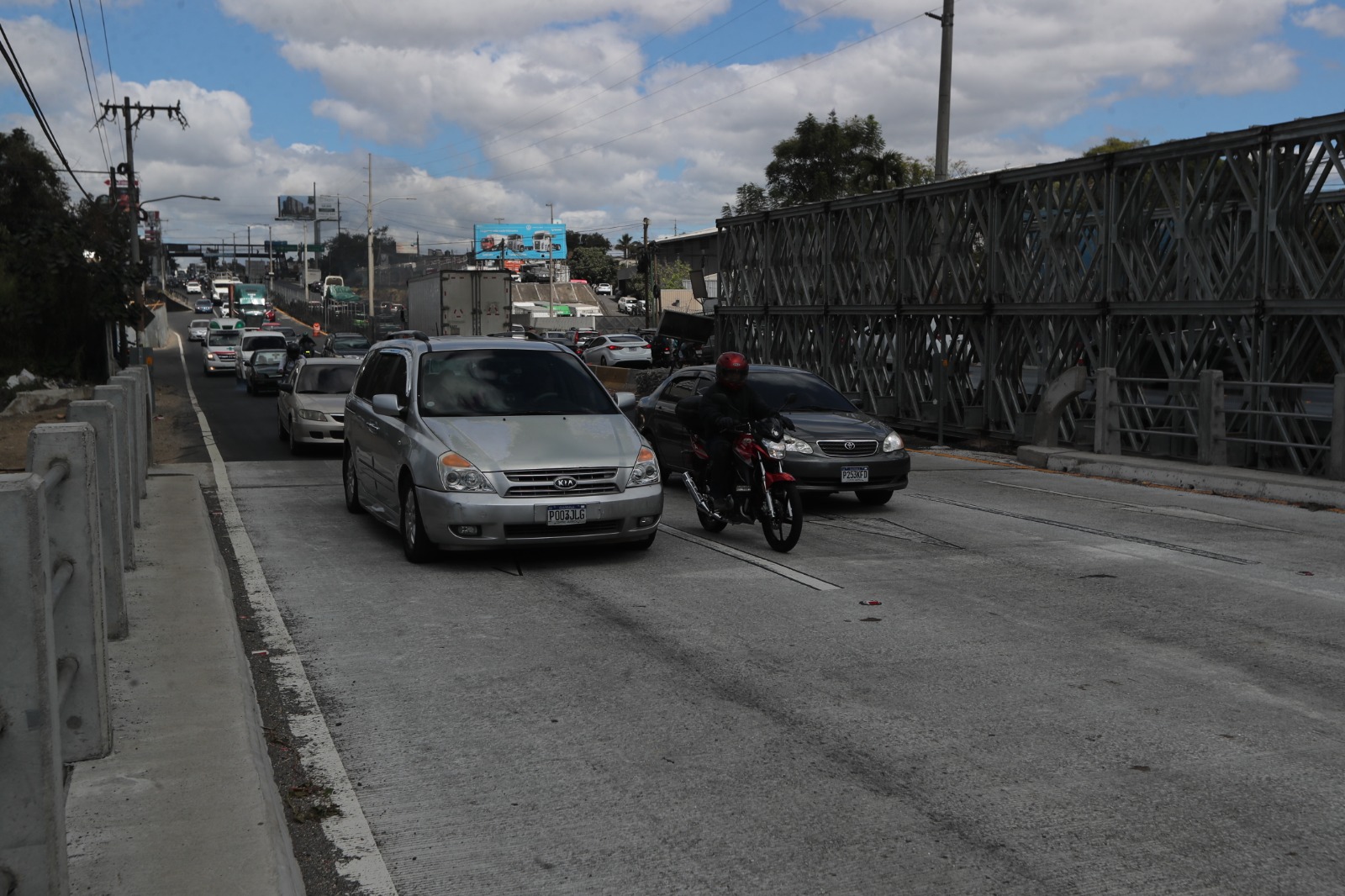 Las personas que viajan desde Villa Nueva a la capital utilizan un puente modular de dos carriles. Foto: Óscar Vásquez 