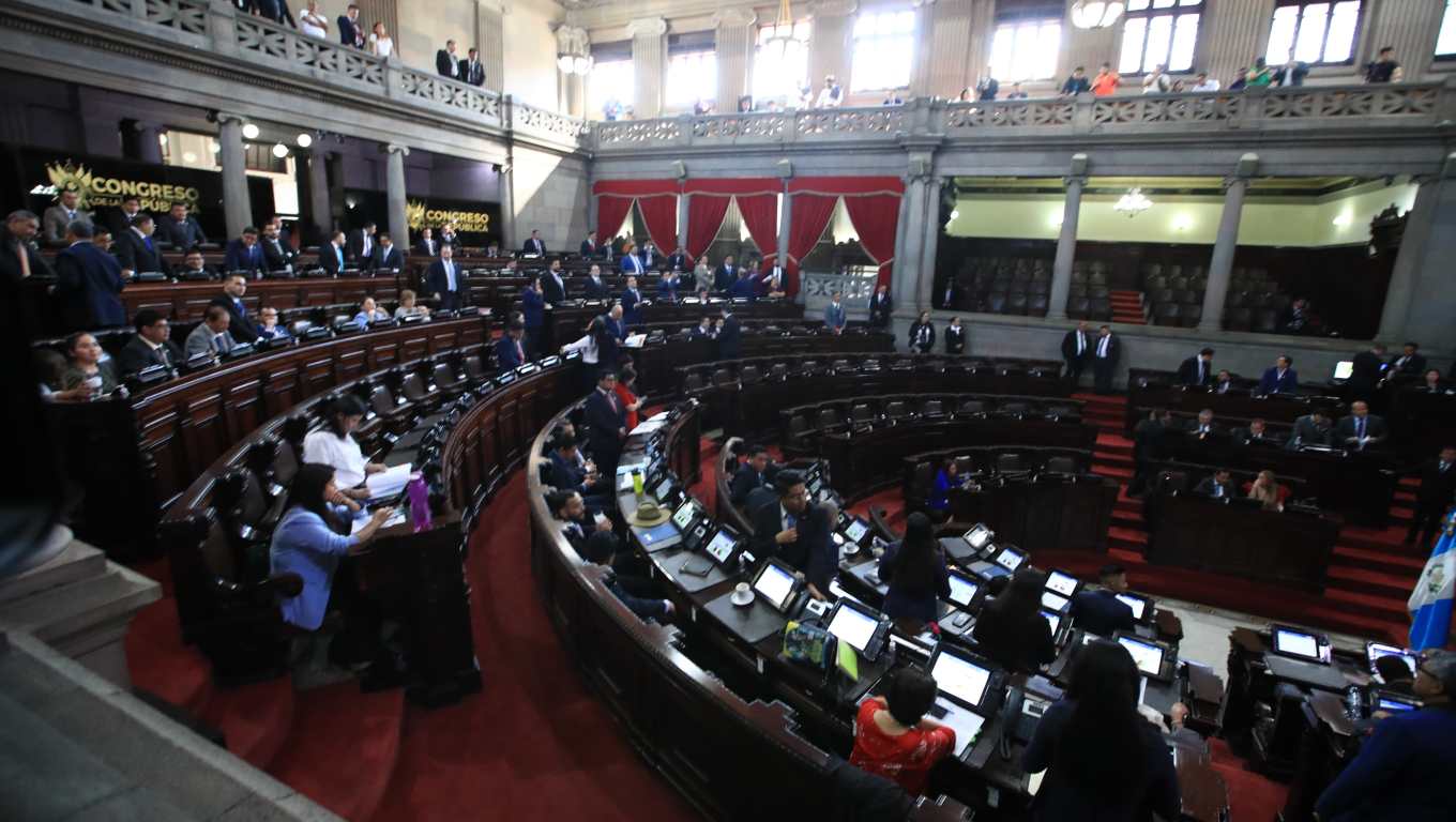 El hemiciclo parlamentario no registró la misma asistencia que las sesiones anteriores. Fotografía: Prensa Libre (Carlos Hernández). 