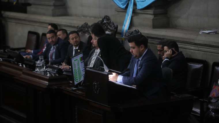 El diputado Samuel Pérez subió con la Junta Directiva e hizo llamadas telefónicas previo a que la sesión terminara por falta de quórum, Fotografía: Prensa Libre. (Byron Bayza). 