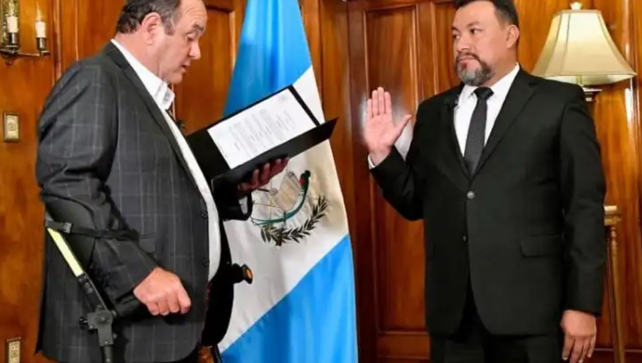 El entonces presidente Alejandro Giammattei juramenta al nuevo PGN Wuelmer Ubener Gómez González. (Foto Prensa Libre: Presidencia de la República)