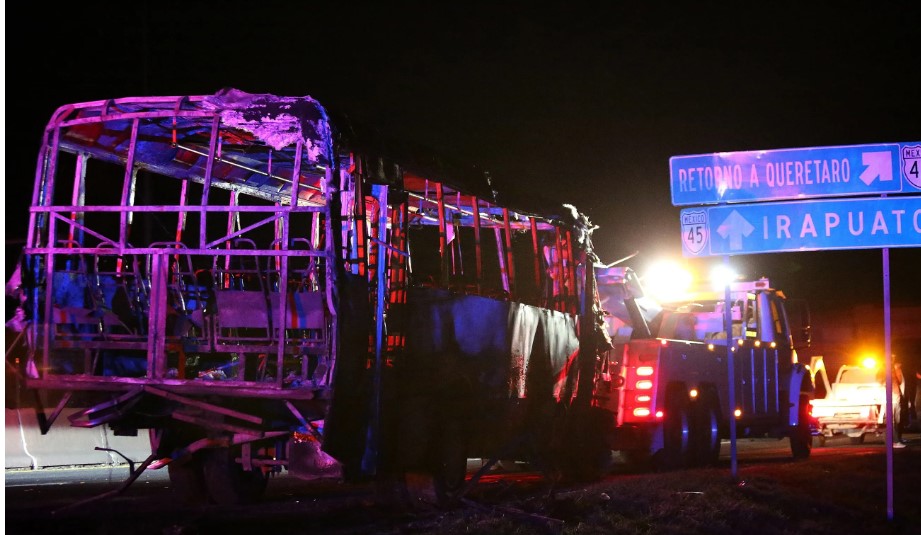 Los descontentos quemaron camiones y autobuses tras detenciones, en Celaya, Guanajuato. (Foto Prensa Libre: EFE)