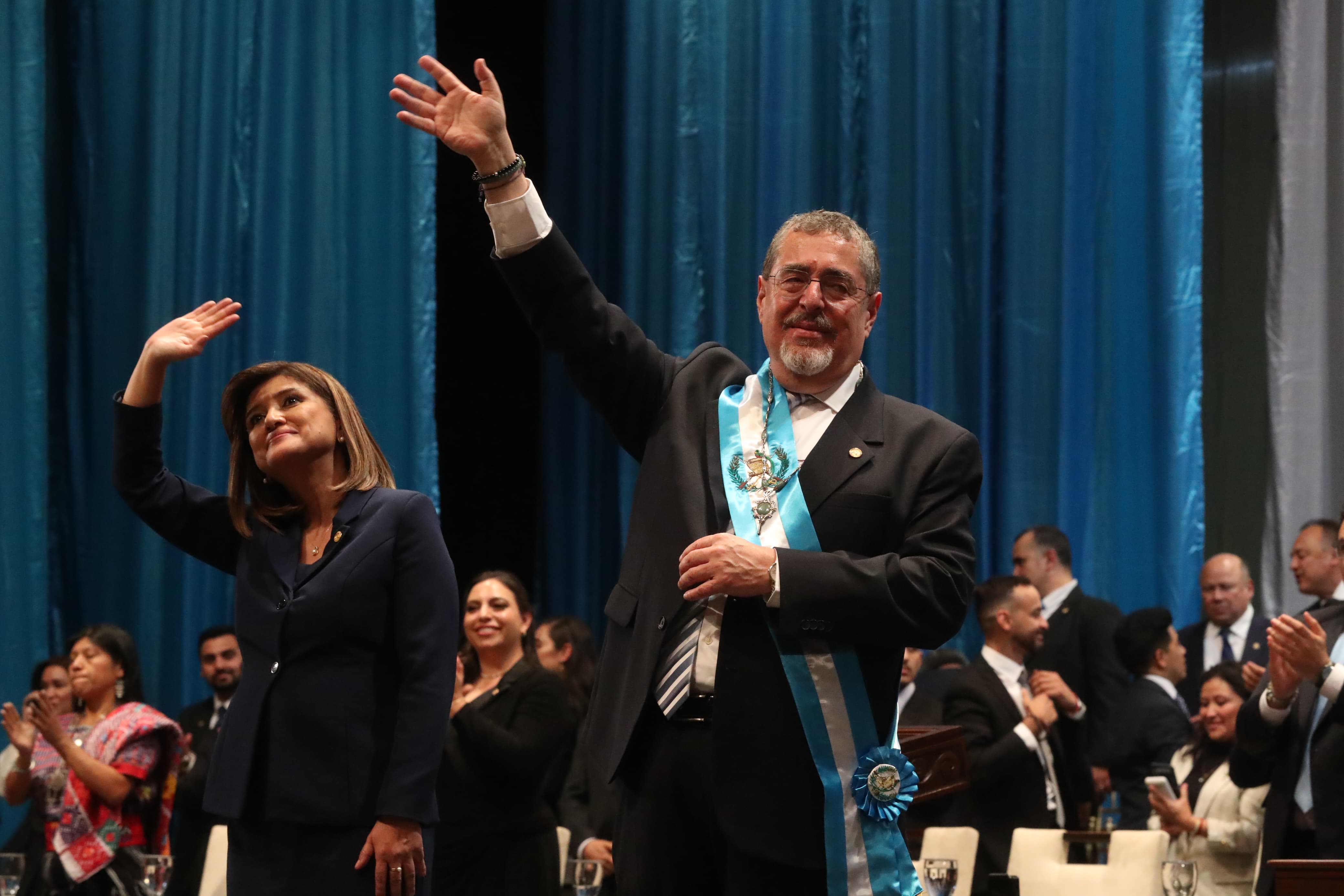Bernardo Arévalo, juró como presidente de Guatemala la madrugada de este 15 de enero. Lo acompaña su vicepresidenta, Karin Herrera. (Foto Prensa Libre: Esbin García)