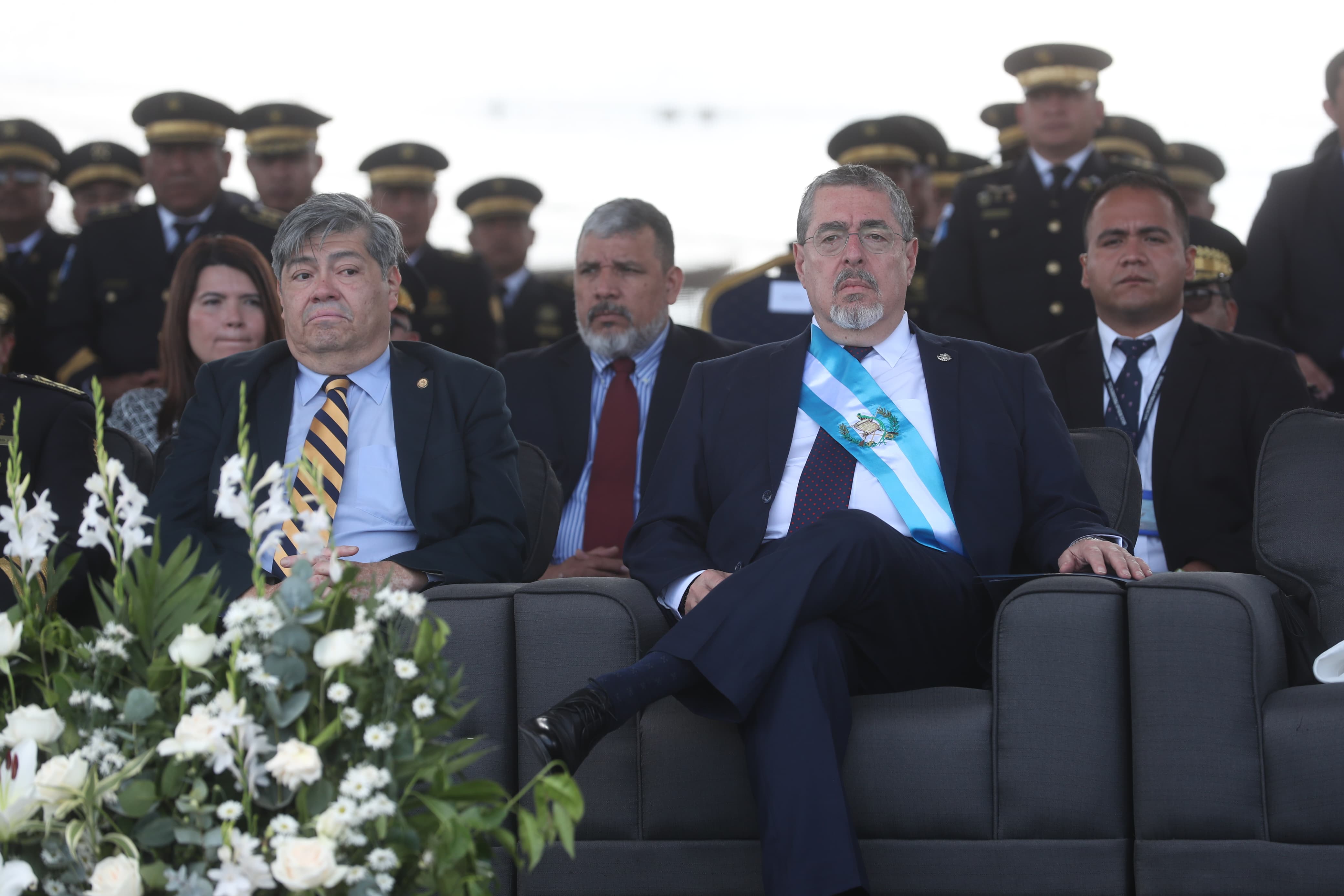 El mandatario Bernardo Arévalo, con la banda presidencial, y a su derecha el ministro de Gobernación, Francisco Jiménez, en un acto de la PNC. (Foto Prensa Libre: Erick Ávila)