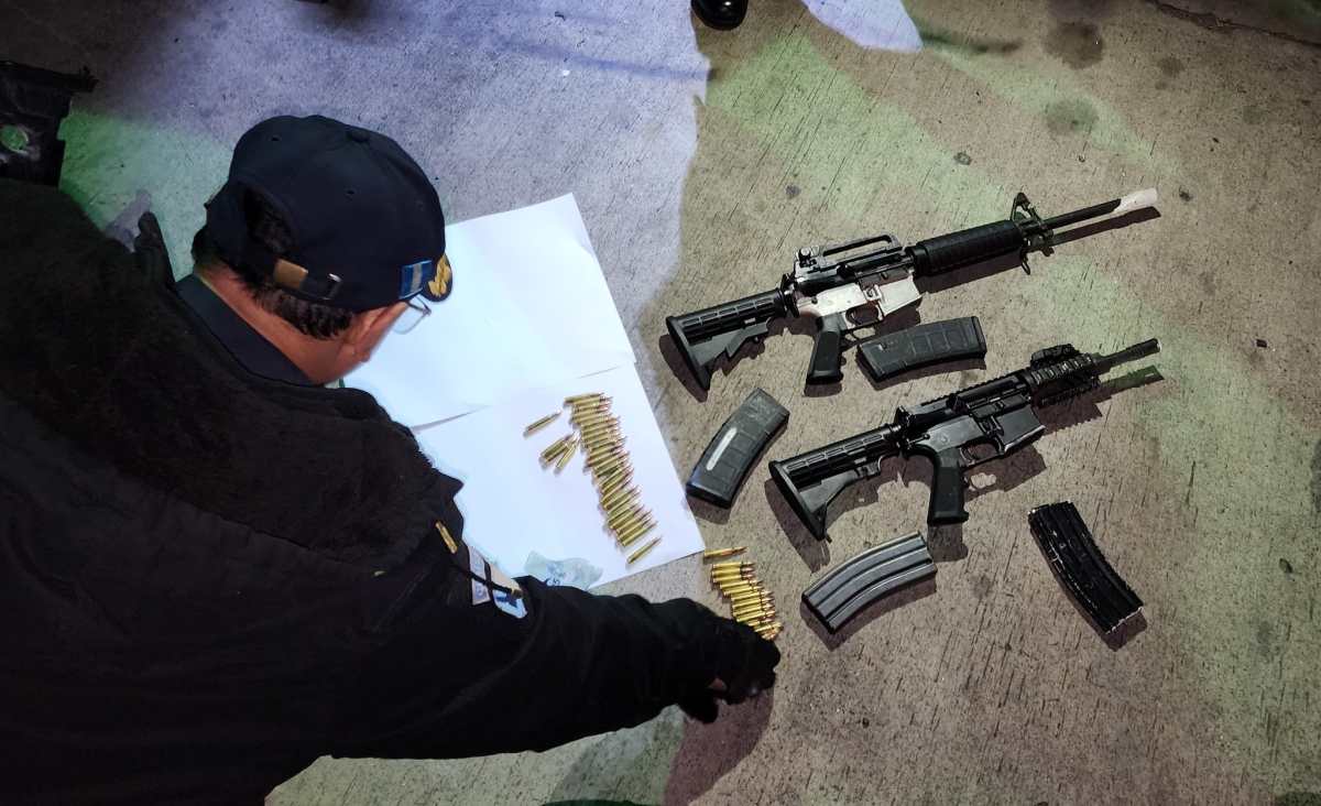 Dos supuestos pandilleros fueron capturados por la PNC en km 18 de la ruta Interamericana, Mixco, cuando transportaban dos fusiles. (Foto Prensa Libre: PNC)