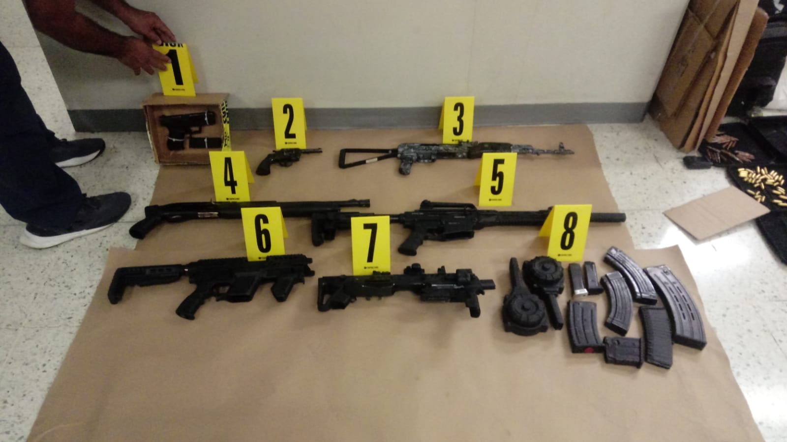 Armas ubicadas por autoridades en un cateo en las Calaveras, barrio El Gaillito, zona 3 de la capital. (Foto Prensa Libre: MP)