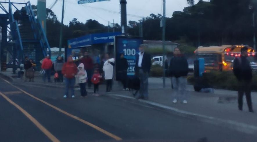 Parada de buses en la ruta Interamericana, en la entrada a Mixco, en donde delincuentes asaltaron a personas que esperaban transporte colectivo. (Foto Prensa Libre: Mynor Espinoza/ Muni Mixco)