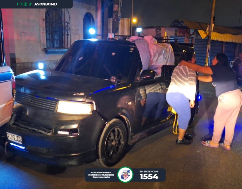 Un hombre que conducía un taxi ilegal fue ultimado a balazos en la colonia El Cerrito, La Comunidad, zona 10 de Mixco. (Foto Prensa Libre: Bomberos Municipales Departamentales)