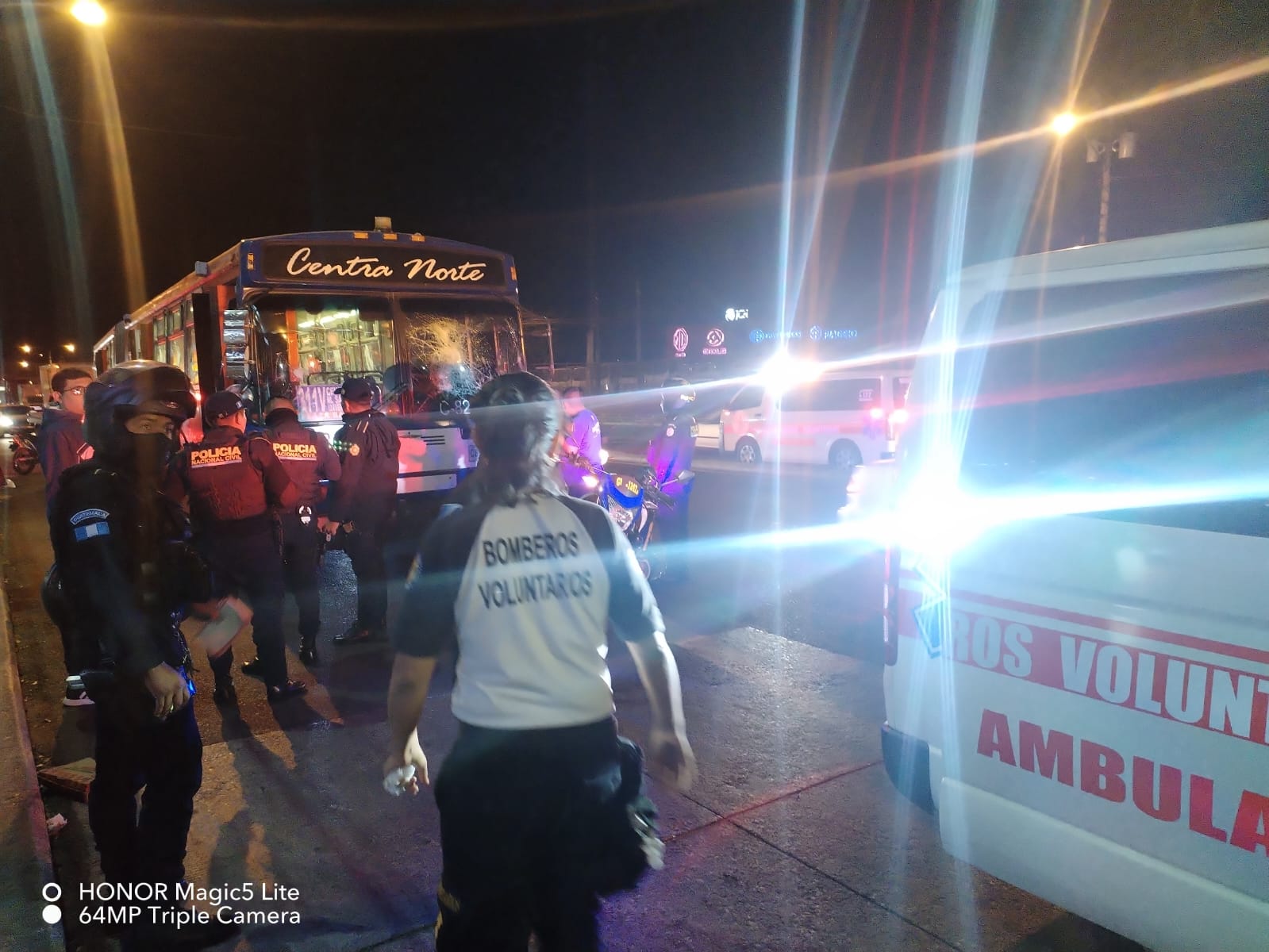 Varios venezolanos resultaron con lesiones leves luego que un grupo de supuestos taxistas ilegales atacó la unidad en ruta al Atlántico. (Foto Prensa Libre: Bomberos Voluntarios)