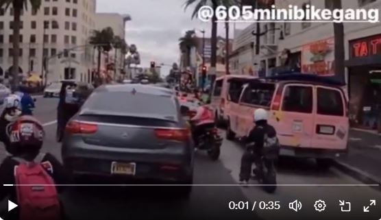 Incidente entre actor de Beverly Hills, 90210 y motoristas en Los Ángeles, California. (Foto Prensa Libre: captura de pantalla X)