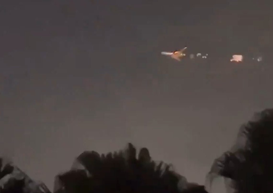 un avión se incendió y debió aterrizar de emergencia en el aeropuerto de Miami.