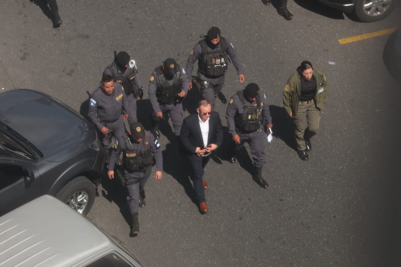 El exministro de Gobernación, David Napoleón Barrientos, llega a la Torre de Tribunales para su primera declaración. (Foto Prensa Libre: Érick Ávila)