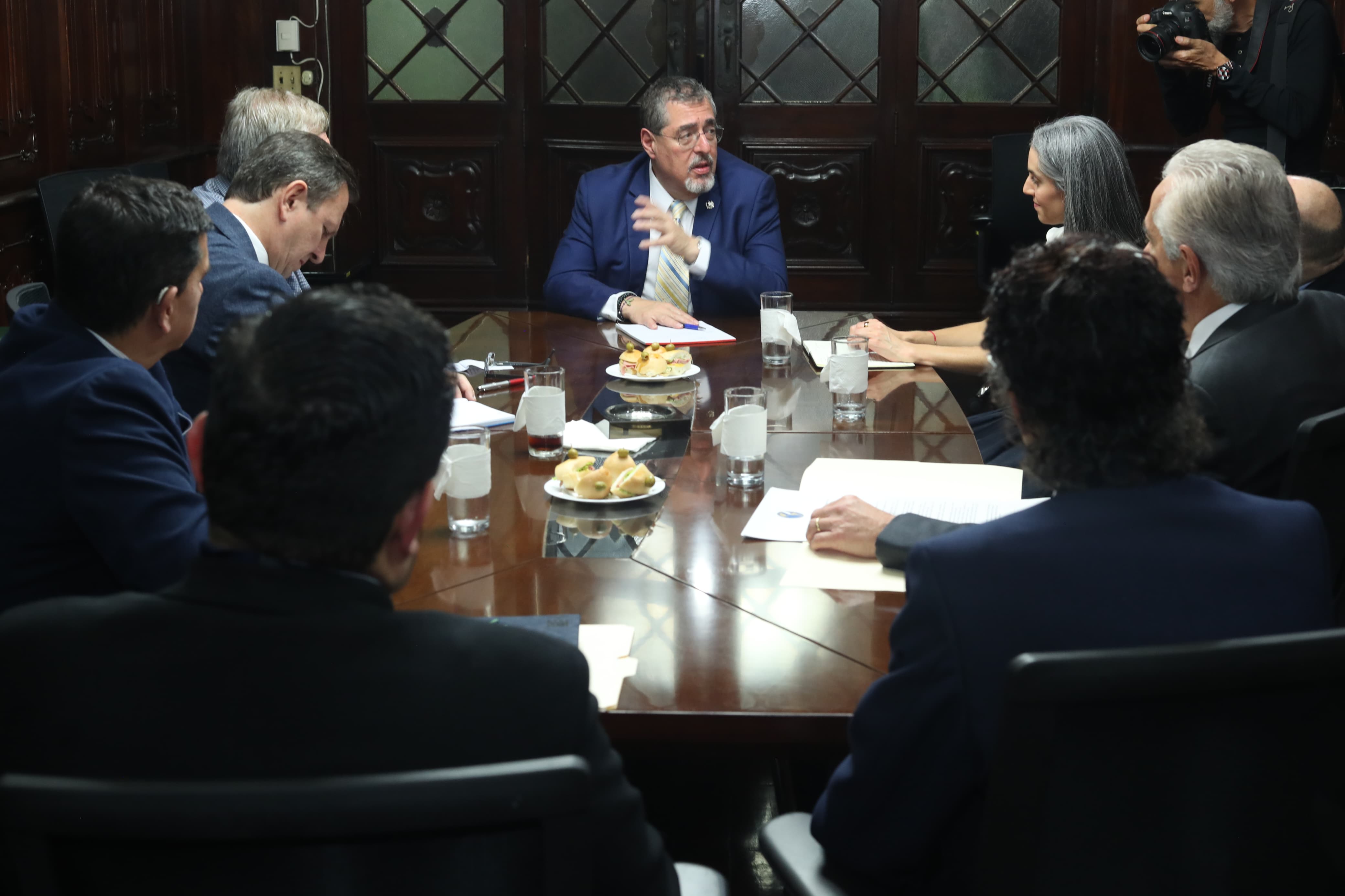 El presidente Bernardo Arévalo se reúne con representantes de la SIP y el CPJ, con quienes hablo sobre libertad de prensa y libertad de expresión en Guatemala. (Foto Prensa Libre: Esbin García)
