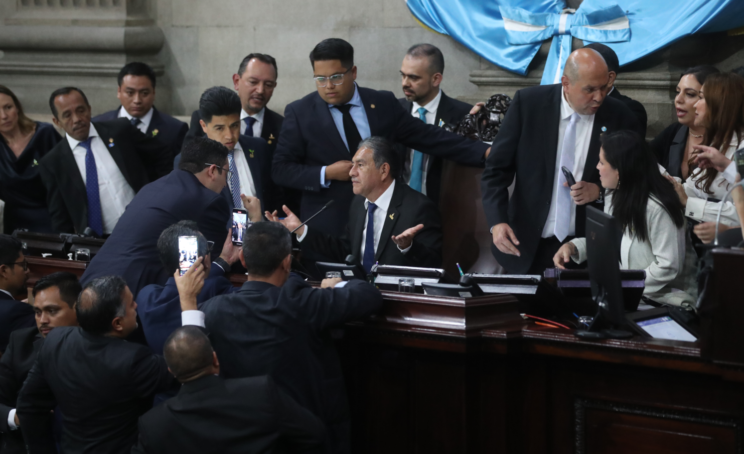 La sesión del domingo, donde resultó electo Samuel Pérez como presidente del Congreso, se realizó entre varios sobresaltos y discusiones. (Foto Prensa Libre: Érick Ávila)