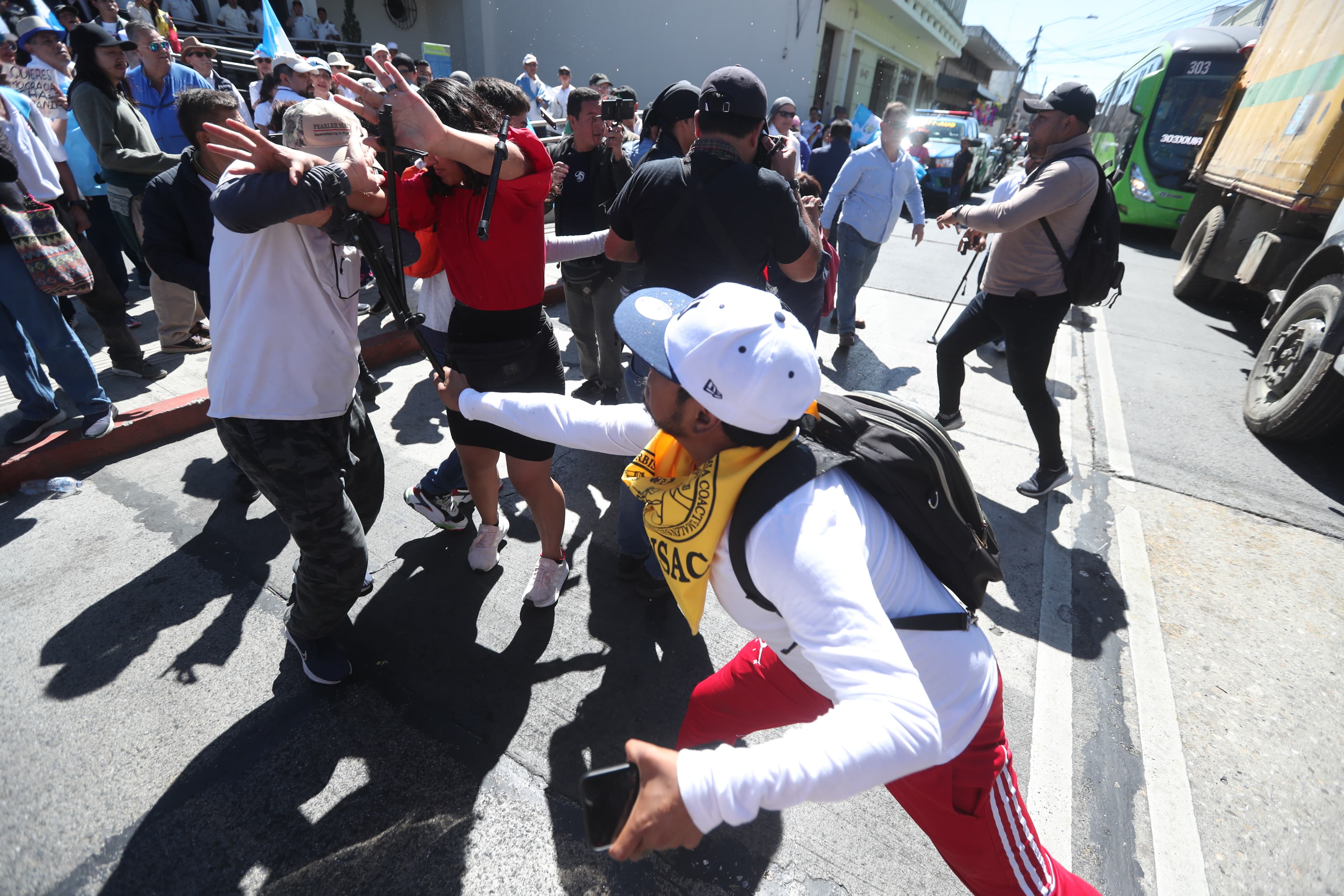 Enfrentamiento entre manifestantes frente a la CC de Guatemala, por resolución que ordena repetir elección de junta directiva del Congreso. (Foto Prensa Libre: Érick Ávila)