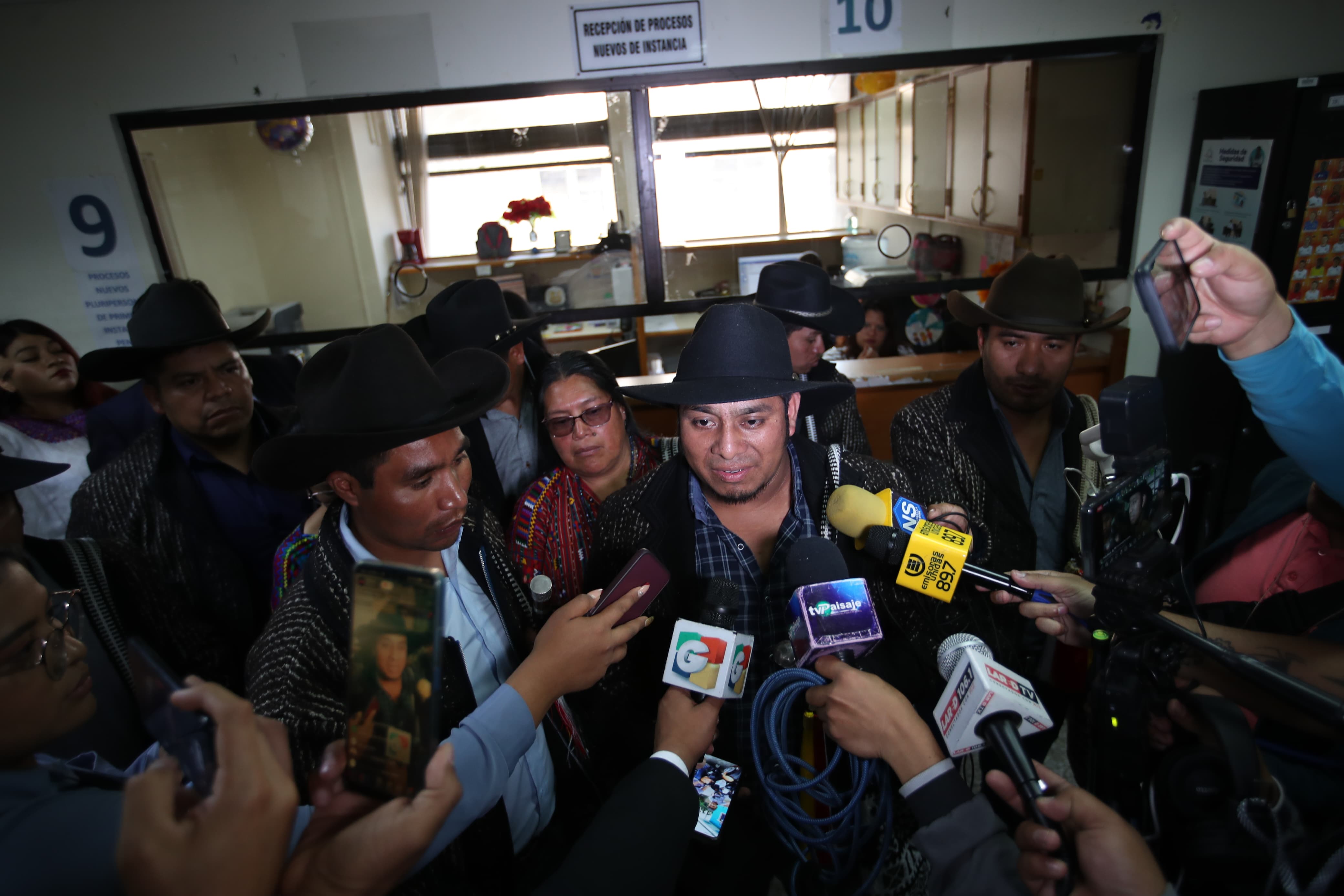 Autoridades de la Municipalidad Indígena de Sololá presentan denuncia contra el diputado Allan Rodríguez, a quien señalan que compra de votos en el Congreso. (Foto Prensa Libre: Carlos Hernández)