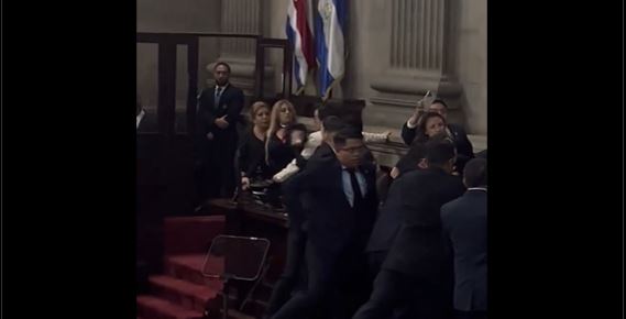 Las diputadas Greicy de León de Vamos y Mercedes Monzón de Semilla tuvieron un altercado en la primera sesión de la X Legislatura. (Foto Prensa Libre: Captura de pantalla Quorum).