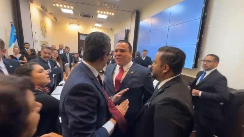 Jonathan Menkos, diputado electo de Semilla, increpa al congresista Manuel Rivera, en la reunión de la Junta Calificadora de Credenciales. (Foto Prensa Libre: Captura de Video La Red)