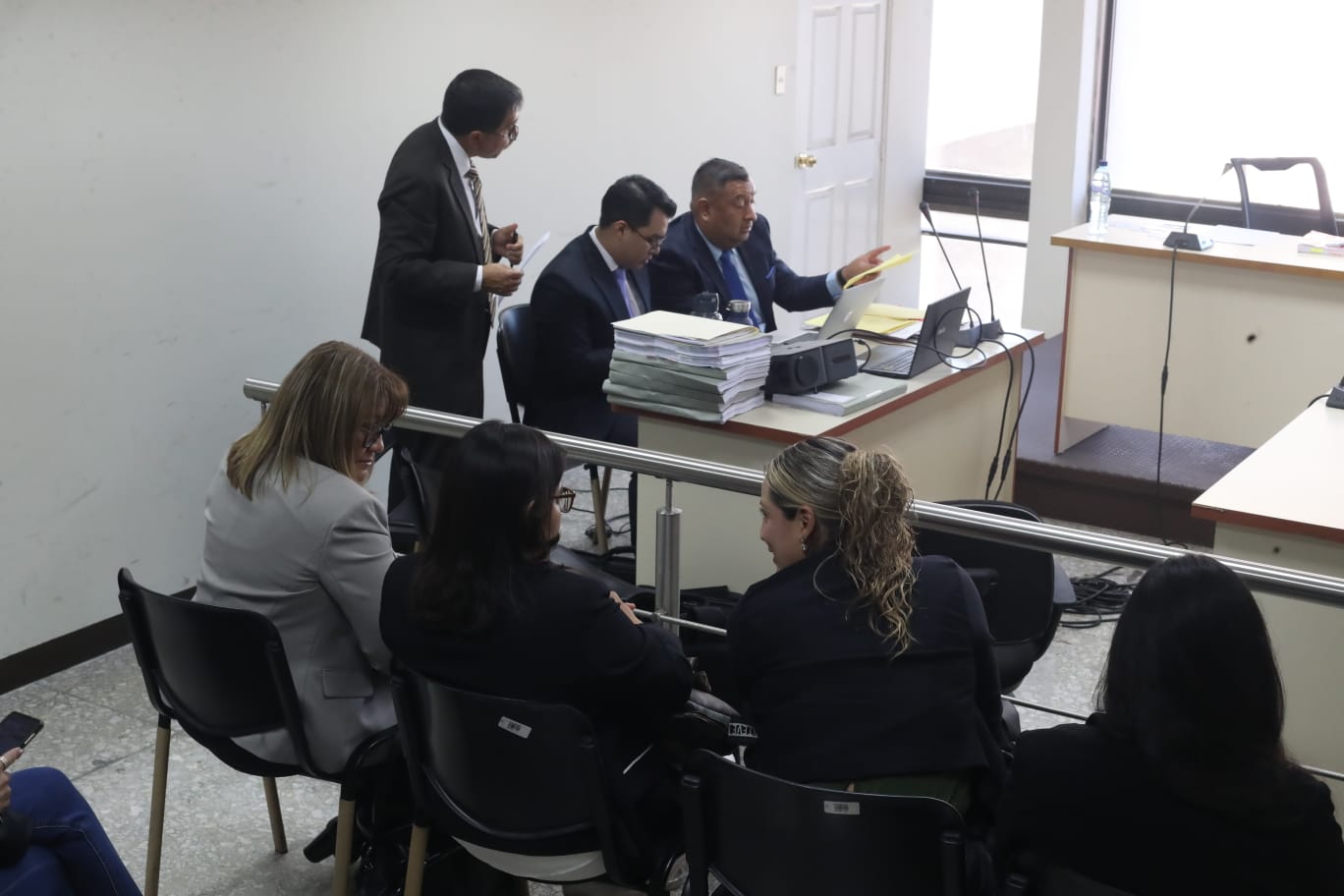 Cuatro trabajadoras del TSE acuden a la audiencia de primera declaración en Juzgado Séptimo Penal por el caso Corrupción Semilla. (Foto Prensa Libre: Juan Diego González)