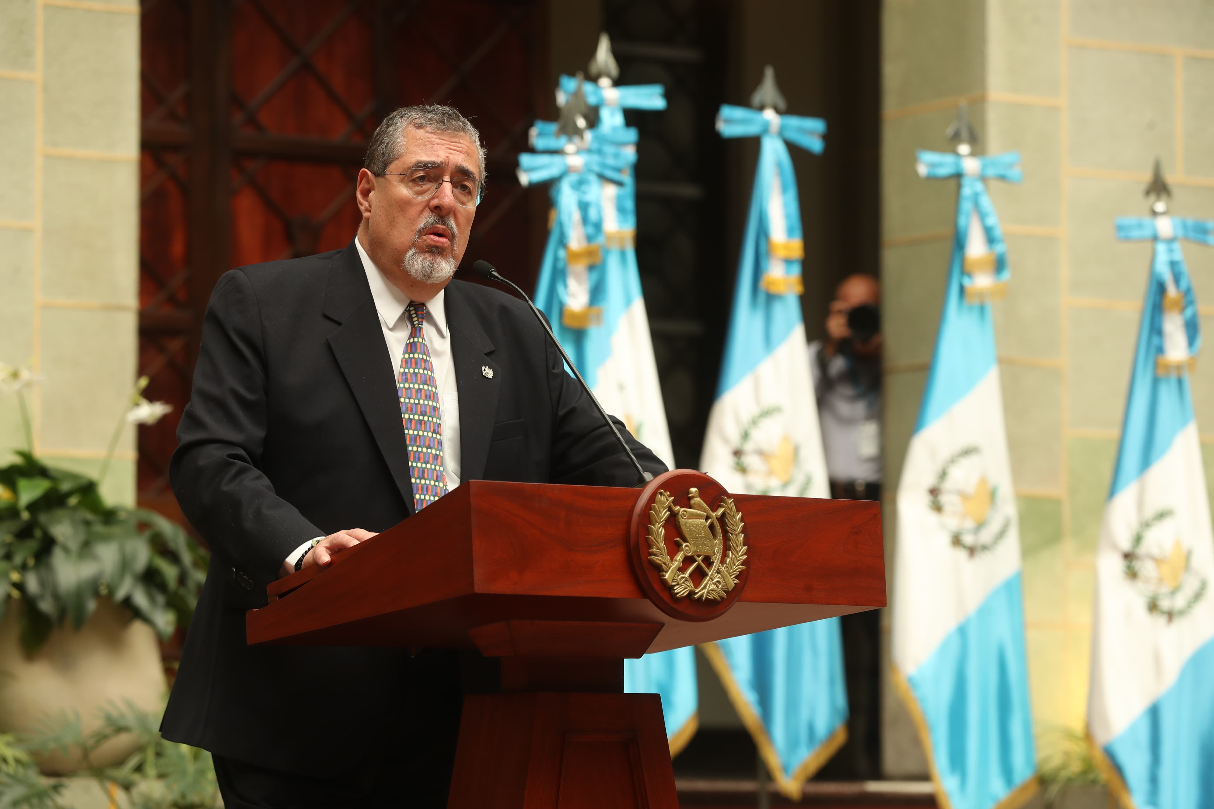 El presidente Bernardo Arévalo durante una conferencia de prensa en el Palacio Nacional de la Cultura. (Foto Prensa Libre: Esbin García)
