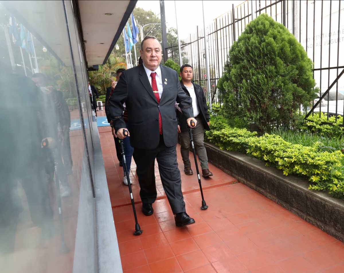 El expresidente Alejandro Giammattei a su salida del Parlacén. (Foto Prensa Libre: María Renée Barrientos)