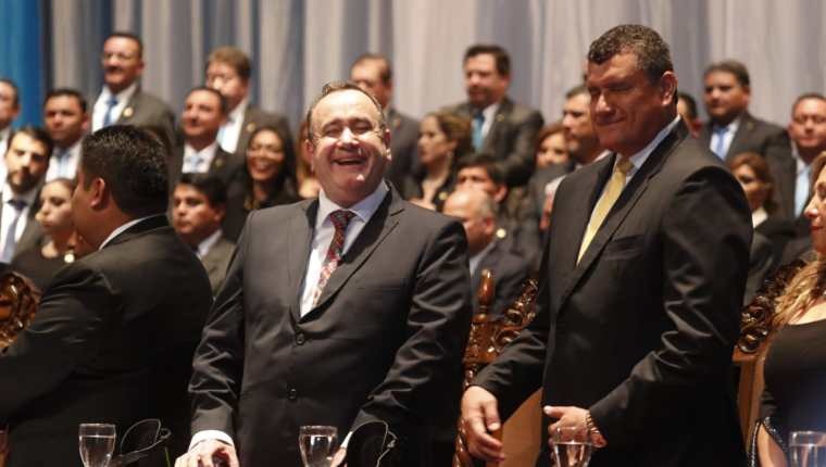 Alejandro Giammattei y Guillermo Castillo en el acto de cambio de Gobierno en 2020. (Foto Prensa Libre: Hemeroteca PL).