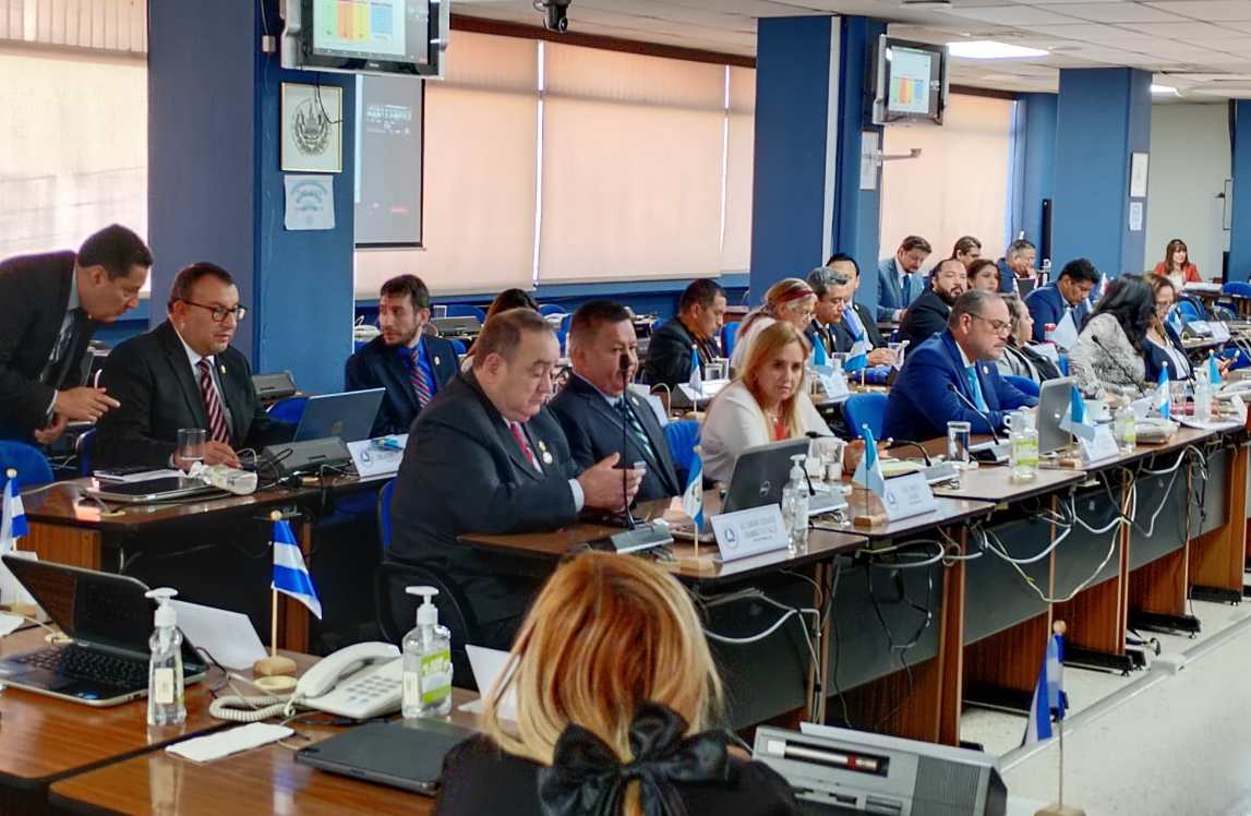 Alejandro Giammattei asistió a su primera sesión como diputado del Parlacén.