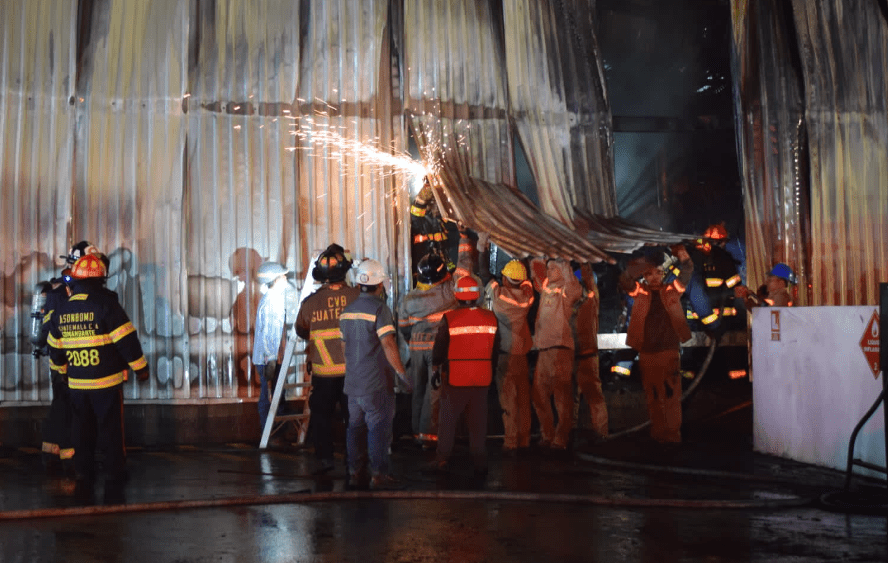 Los cuerpos de socorro trabajaron por algunas horas para controlar el incendio. Fotografía: Bomberos Voluntarios.