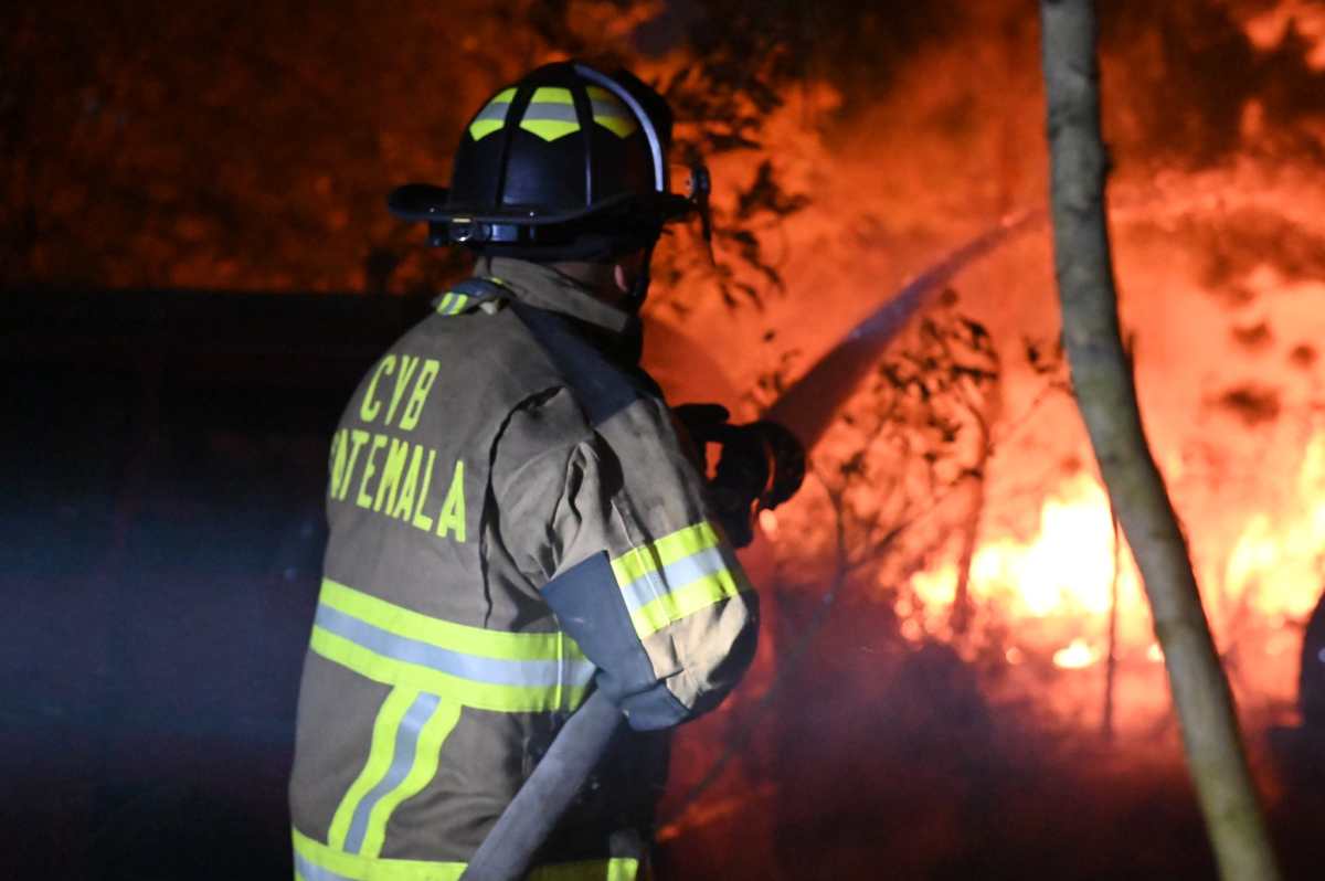 El incendio en la Dirección General de Caminos se originó en una bodega. (Foto Prensa Libre: Bomberos Voluntarios)